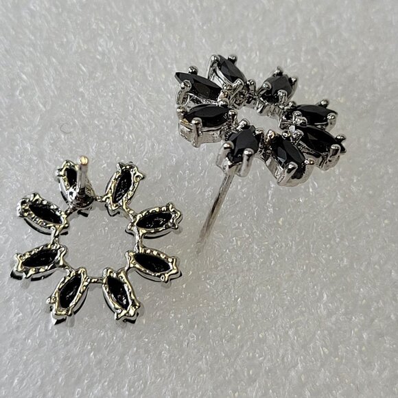 Black Mini earrings - Picture 4 of 8